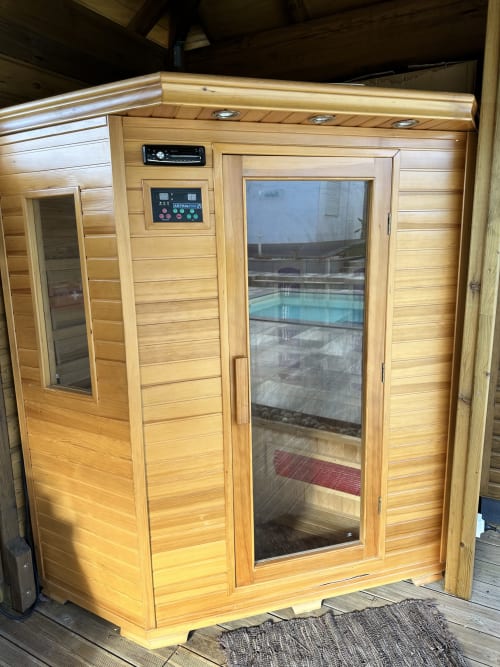 Cabine de sauna moderne en bois avec porte vitrée à la maison d'hôtes Kaz A Bibi à Sainte-Rose, Guadeloupe