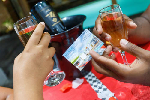 Deux clients trinquant avec des verres à la maison d'hôtes Kaz A Bibi à Sainte-Rose, Guadeloupe