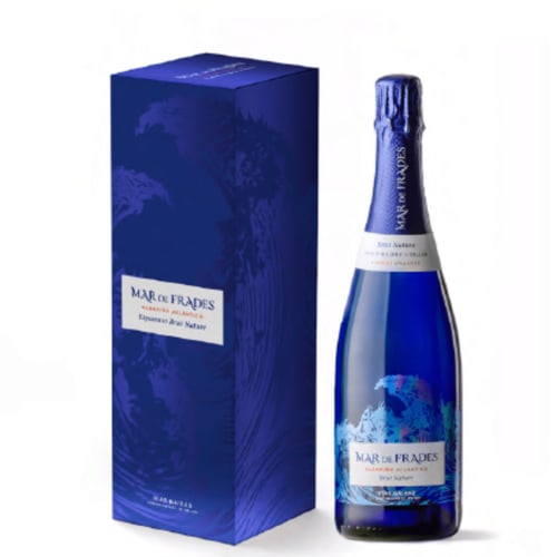 Botella de vino espumoso Mar de Frades Brut Nature y caja de regalo azul, oferta premium en Cabañas Compostela Santiago