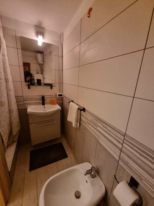 Modern bathroom in Majorana apartment at B&B Il Conservatorio, Naples, with tiled walls, sink, toilet, and shower facilities