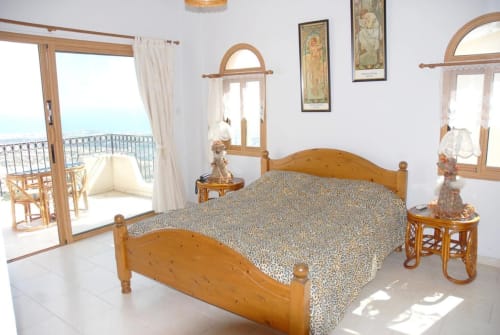 Klimatisiertes Hauptschlafzimmer (N1) mit eigenem Balkon. Herrlicher Meerblick