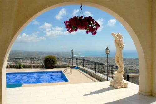 Aussicht vom Wohnzimmer: Schwimmbad, Dorf Peyia, Meer und Berge. Status von Aphrodite, Göttin der Liebe und Schönheit