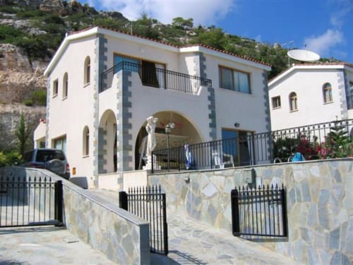 Villa Temenos und Parkplatz. Balkon des Hauptschlafzimmers N1 und Fenster des Schlafzimmers N2