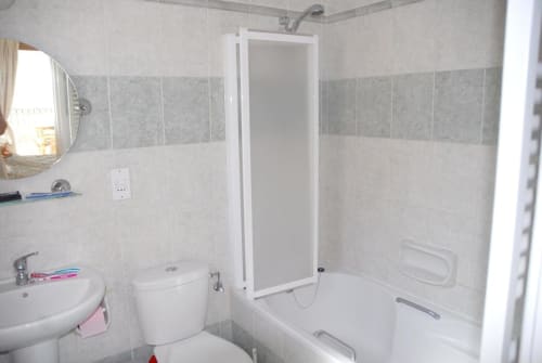 WC und privates Badezimmer im Hauptschlafzimmer (N1)