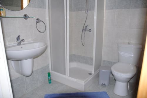 Duschraum und WC für Zimmer N2 und N3