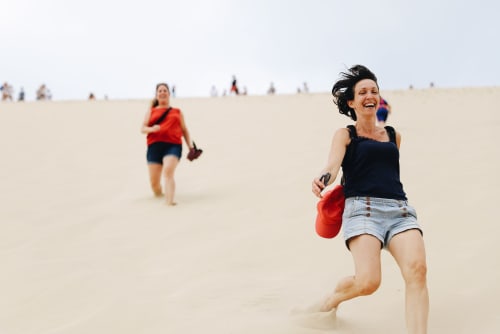 Course de descente de la dune du pyla, proximité de l'aérogrange séjour en famille été comme hiver à Biscarrosse Landes
