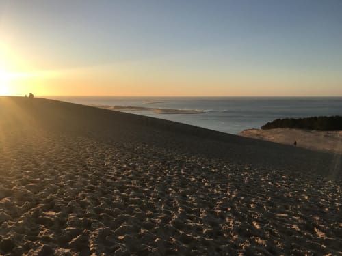 Coucher de soleil sur la Dune du Pyla et banc d'Arguin. Vacances en famille à proximité du site atypique de l'aérogrange à Biscarrosse