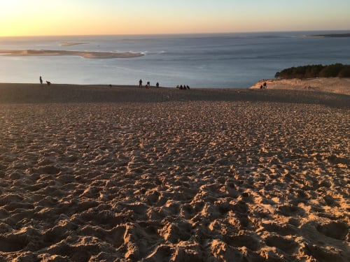 Coucher de soleil sur la Dune du Pyla et banc d'Arguin. Balade en famille en toute saison à proximité du site atypique de l'aérogrange à Biscarrosse