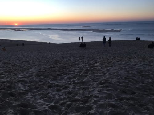Coucher de soleil sur la Dune du Pyla et banc d'Arguin. Balade en amoureux en toute saison à proximité du site atypique de l'aérogrange à Biscarrosse

