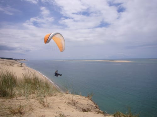 Parapente sur la Dune du Pyla. Vol de pente à proximité du site atypique de l'aérogrange à Biscarrosse