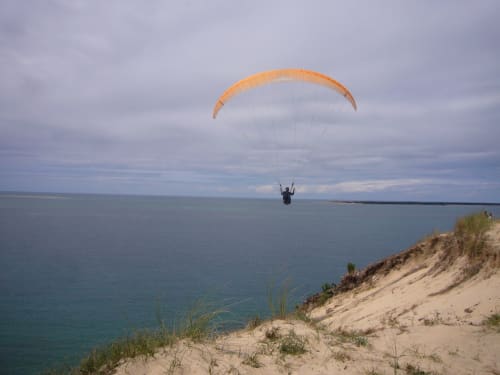 Parapente sur la Dune du Pyla. Vol de pente à proximité du site atypique de l'aérogrange à Biscarrosse