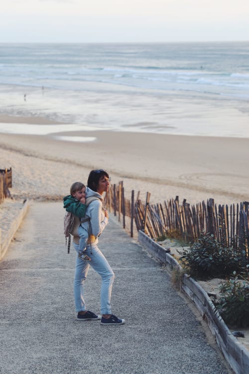 L'océan atlantique en famille été comme hiver, à proximité du site atypique de l'aérogrange à Biscarrosse-plage.