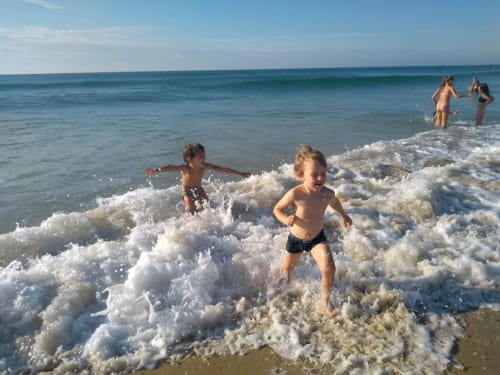 Des enfants courent et jouent dans les vagues de l'océan Atlantique à Biscarrosse-plage. A 15 minutes de l'aérogrange