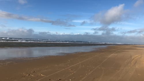 L'océan atlantique et kite-surf à proximité du site atypique de l'aérogrange à Biscarrosse-plage.