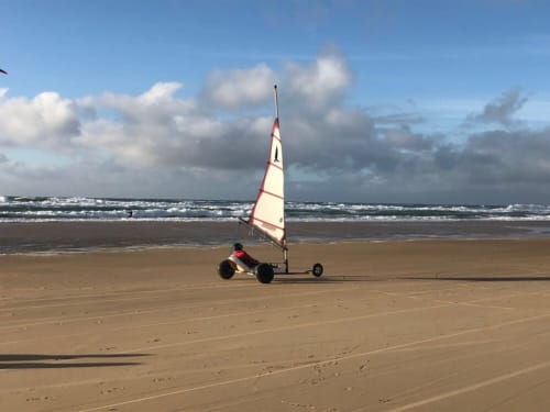 L'océan atlantique et char à voile à proximité du site atypique de l'aérogrange à Biscarrosse-plage.