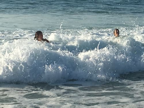 Des enfants courent et jouent dans les vagues de l'océan Atlantique à Biscarrosse-plage. A 15 minutes de l'aérogrange
