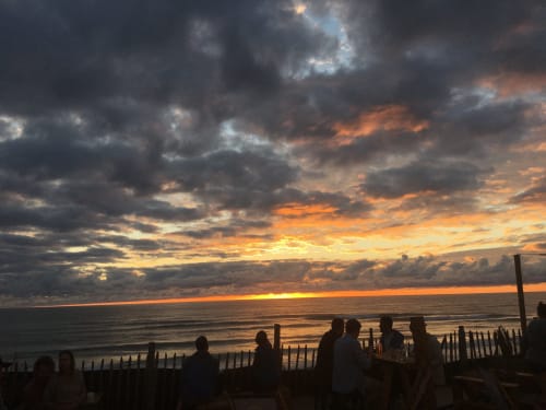 Coucher de soleil a la terrasse du bar avec vue sur l'océan Atlantique à proximité du site atypique de l'aérogrange à Biscarrosse-plage.