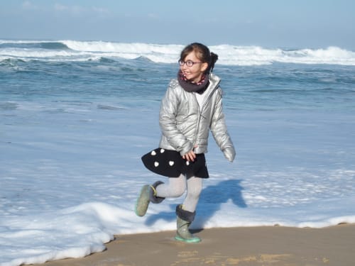 Des enfants courent et jouent dans les vagues de l'océan Atlantique à Biscarrosse-plage. A 15 minutes de l'aérogrange