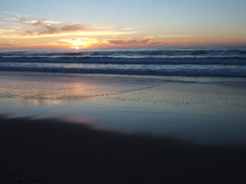 Coucher de soleil sur l'océan à proximité du site atypique de l'aérogrange à Biscarrosse-plage.