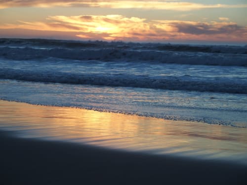 Coucher de soleil sur l'océan à proximité du site atypique de l'aérogrange à Biscarrosse-plage.