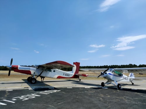 Avions sur l'aérodrome de Biscarrosse et Parentis LFBS à côté du gîte de l'aérogrange. Rassemblement international des hydravions. baptêmes de l'air et saut en parachute.

