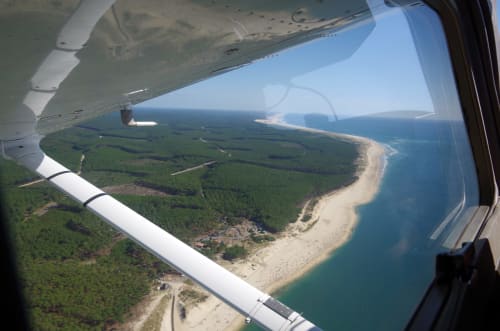 Vue aérienne du trait de côte à proximité du site atypique de l'aérogrange à l'aérodrome de Biscarrosse LFBS. Baptêmes de l'air et saut en parachute

