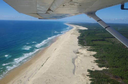 Vue aérienne du trait de côte à proximité du site atypique de l'aérogrange à l'aérodrome de Biscarrosse LFBS. Baptêmes de l'air et saut en parachute

