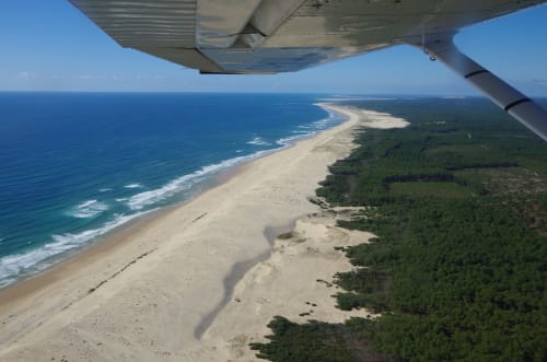 Vue aérienne du trait de côte à proximité du site atypique de l'aérogrange à l'aérodrome de Biscarrosse LFBS. Baptêmes de l'air et saut en parachute

