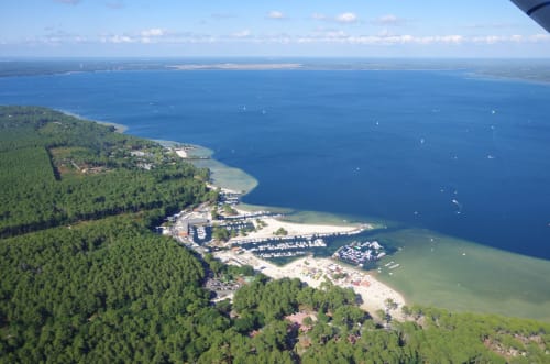 Vue aérienne lac de Biscarrosse à proximité du site atypique de l'aérogrange
