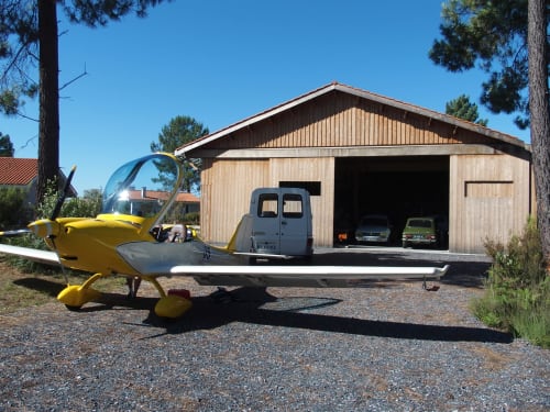 L'aérogrange à Biscarrosse, location gîte tout l'année, lotissement aéronautique à proximité d'Arcachon et de la Dune du pyla. Aérodrome de Biscarrosse LFBS. Baptêmes de l'air et saut en parachute