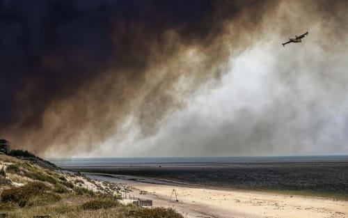 Incendie été 2022 Landes et Gironde vue aérienne océan et Canadair à proximité du site de l'aérogrange à Biscarrosse

