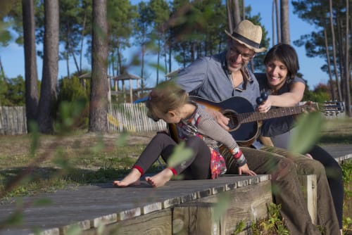 Vacances musicales en famille à l'aérogrange de Biscarrosse. Location de gîtes toute l'année à proximité du lac de Biscarrose et Parentis.