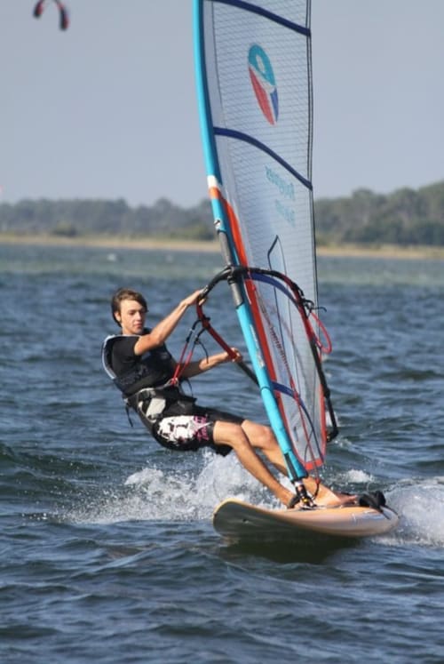 Planche à voile et sport de glisse sur le lac de Biscarrosse et Parentis. Location de gîtes toute l'année à l'aérogrange de Biscarrosse.