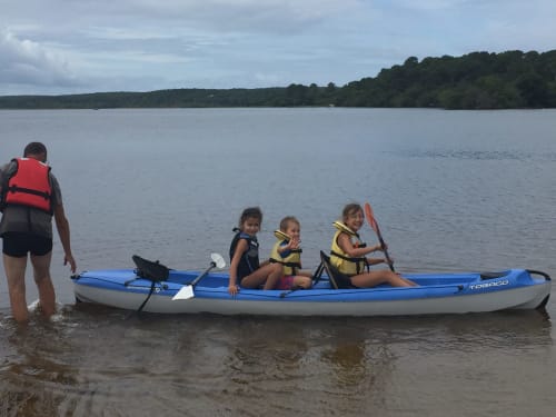 Vacances en famille à l'aérogrange de Biscarrosse. Location de gîtes toute l'année . Canoë, kayac et paddle sur le lac de Biscarrose et Parentis.