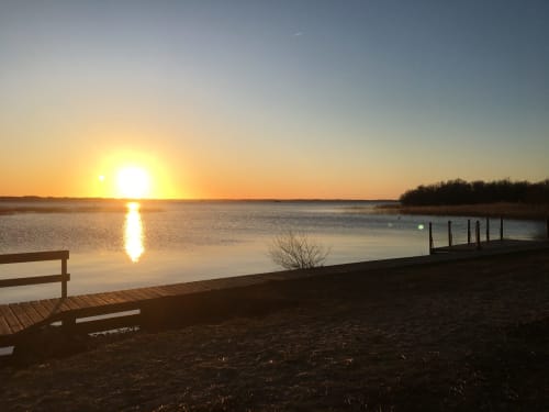 Couché de soleil sur le lac de Biscarrosse et Parentis à proximité du site de location saisonnière de l'aérogrange à Biscarrosse

