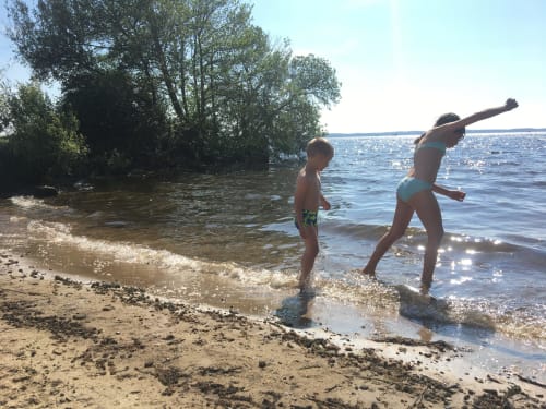 Baignade en famille au lac de Biscarrosse et Parentis à proximité du site de location de gîtes toute l'année à l'aérogrange à Biscarrosse

