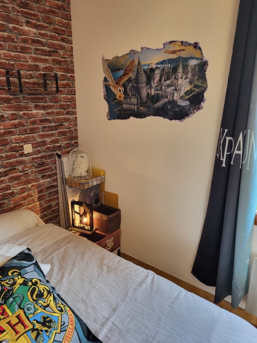 Chambre de l'Hôtel Cheverny La Vie Est Belle avec sticker château de Poudlard, mur de briques et décoration à thème magique