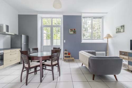 Espace de vie ouvert à La Maison D'olivier avec salle à manger, cuisine et salon donnant sur le jardin