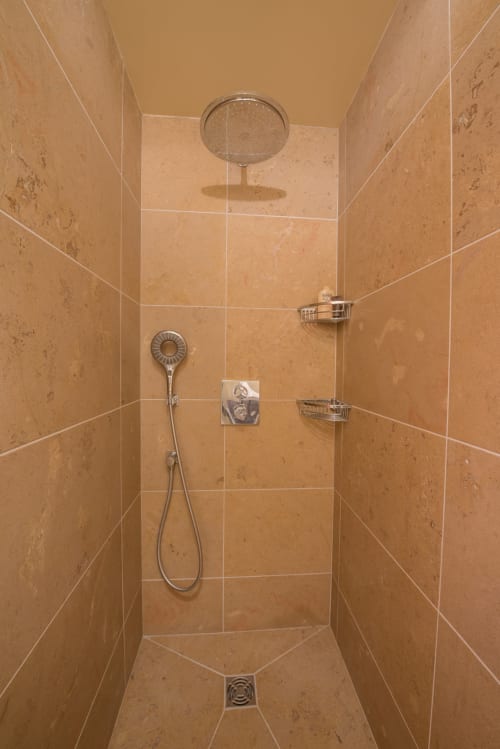 Douche à l'italienne moderne avec carrelage en travertin, pommeaux de douche pluie et manuel à la Conciergerie Des Climats à Beaune
