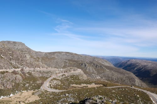 Estrada montanhosa sinuosa atravessando os picos da Serra da Estrela em Cota 1500, Penhas da Saúde, Portugal