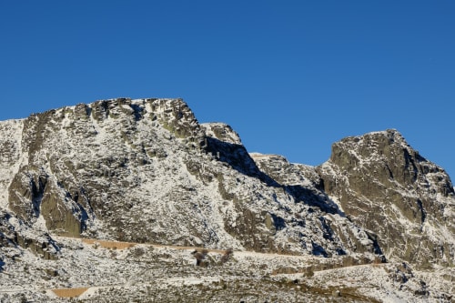 Picos rochosos com penhascos calcários brancos, vista para Penhas da Saúde, Portugal, na Cota 1500