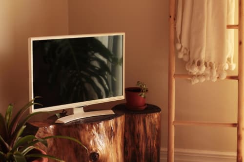 Cozy room at Villa Várzea with monitor on rustic wooden desk, potted plant, and warm natural light from window