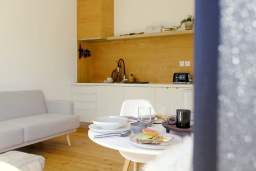 Modern studio apartment at Villa Várzea B&B in Portugal featuring dining area with breakfast, kitchenette, and comfortable