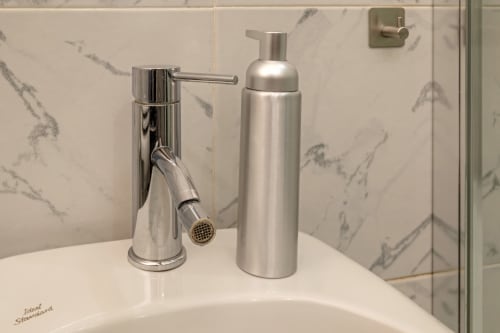 Moderni rubinetti cromati nel bagno di Casa Mirko B&B ad Arezzo, con miscelatore e dispenser di sapone