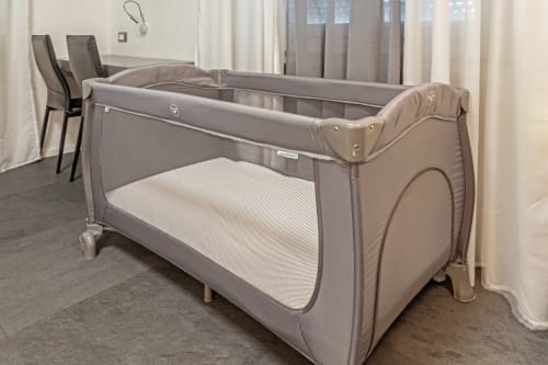 Portable travel crib with cream mattress in Room 2 at Casa Mirko B&B, Arezzo