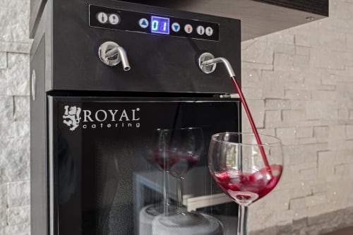 Dispenser per vini Royal Catering che versa vino rosso presso Casa Mirko, Arezzo