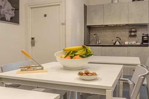 Modern kitchen at Casa Mirko B&B Arezzo with fresh produce bowl and dining table