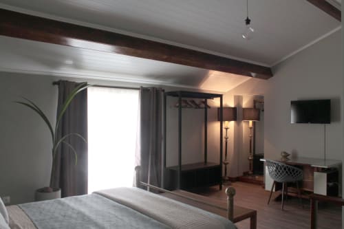 Modern bedroom at Villa Várzea's Hiker Nest with mountain view, featuring bed, desk, flat screen TV, and balcony access.