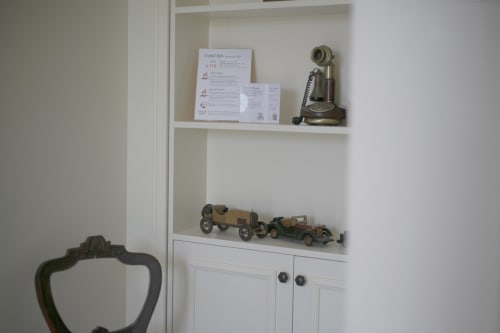 Decorative shelf with vintage telephone and wooden toy cars at Villa Várzea's Garden Suite