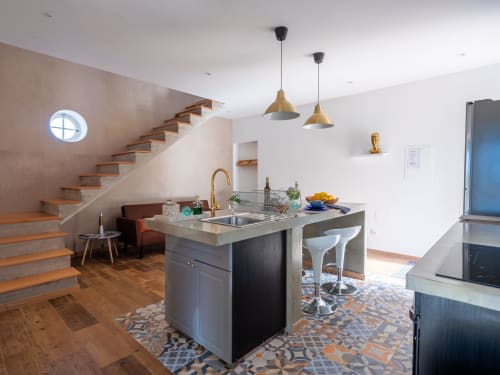 Modern kitchen with island at Villa Várzea Design Nest, featuring stainless steel sink, pendant lights, and open-plan dining